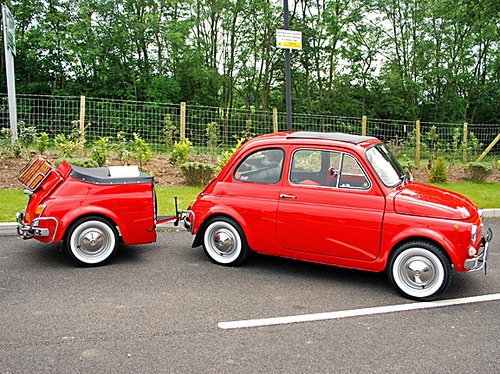 Ancienne Fiat 500 avec sa remorque