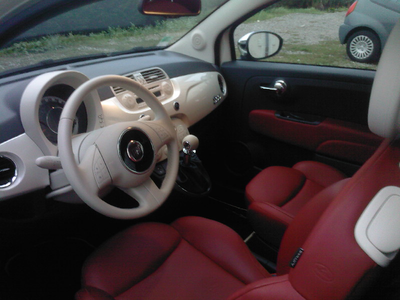 Titine 1,3L MJT Lounge ivoire/cuir rouge