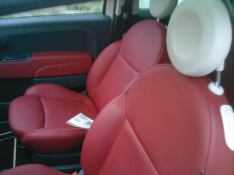 Titine 1,3L MJT Lounge ivoire/cuir rouge