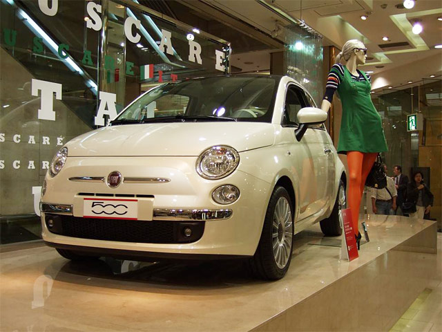 Fiat 500 dans un show-room  Daimaru (Umeda, Japon)