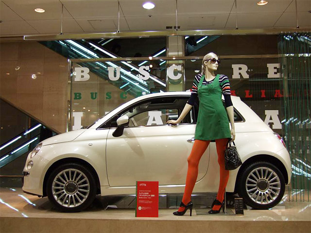 Fiat 500 dans un show-room  Daimaru (Umeda, Japon)