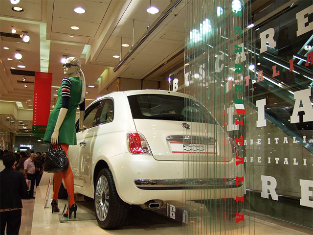 Fiat 500 dans un show-room  Daimaru (Umeda, Japon)